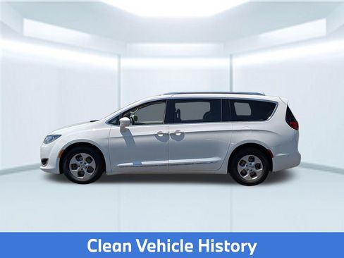 Used 2017 Chrysler Pacifica Touring-L Plus w/ Advanced Safetytec Group FWD image 2
