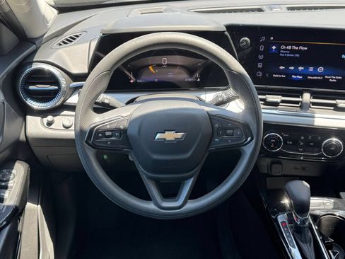 Used 2025 Chevrolet Trax LT FWD image 23