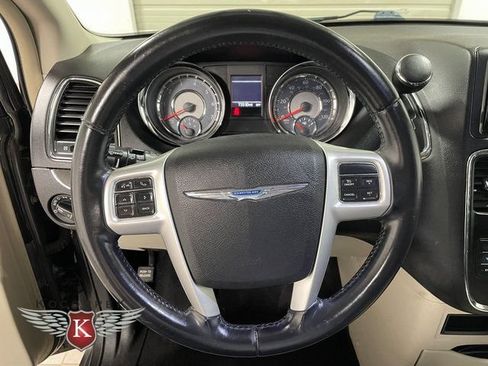 Used 2015 Chrysler Town & Country Touring FWD image 15