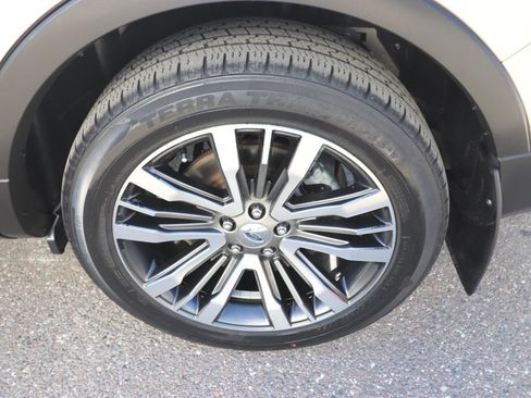 Used 2017 Ford Explorer Platinum image 26