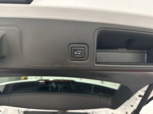 Used 2024 GMC Terrain SLT image 35