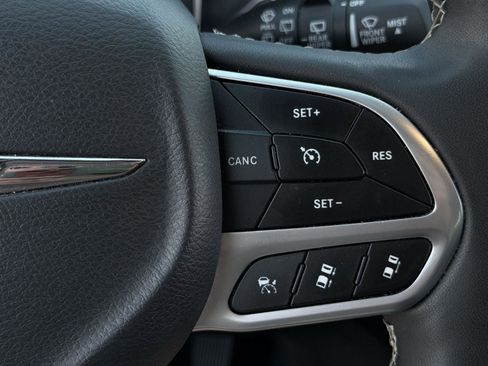Used 2025 Chrysler Pacifica Select FWD image 15