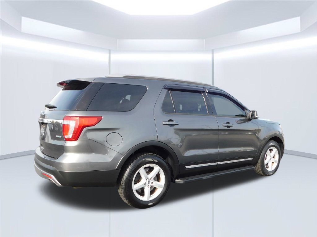 Used 2017 Ford Explorer XLT AWD/4WD image 3
