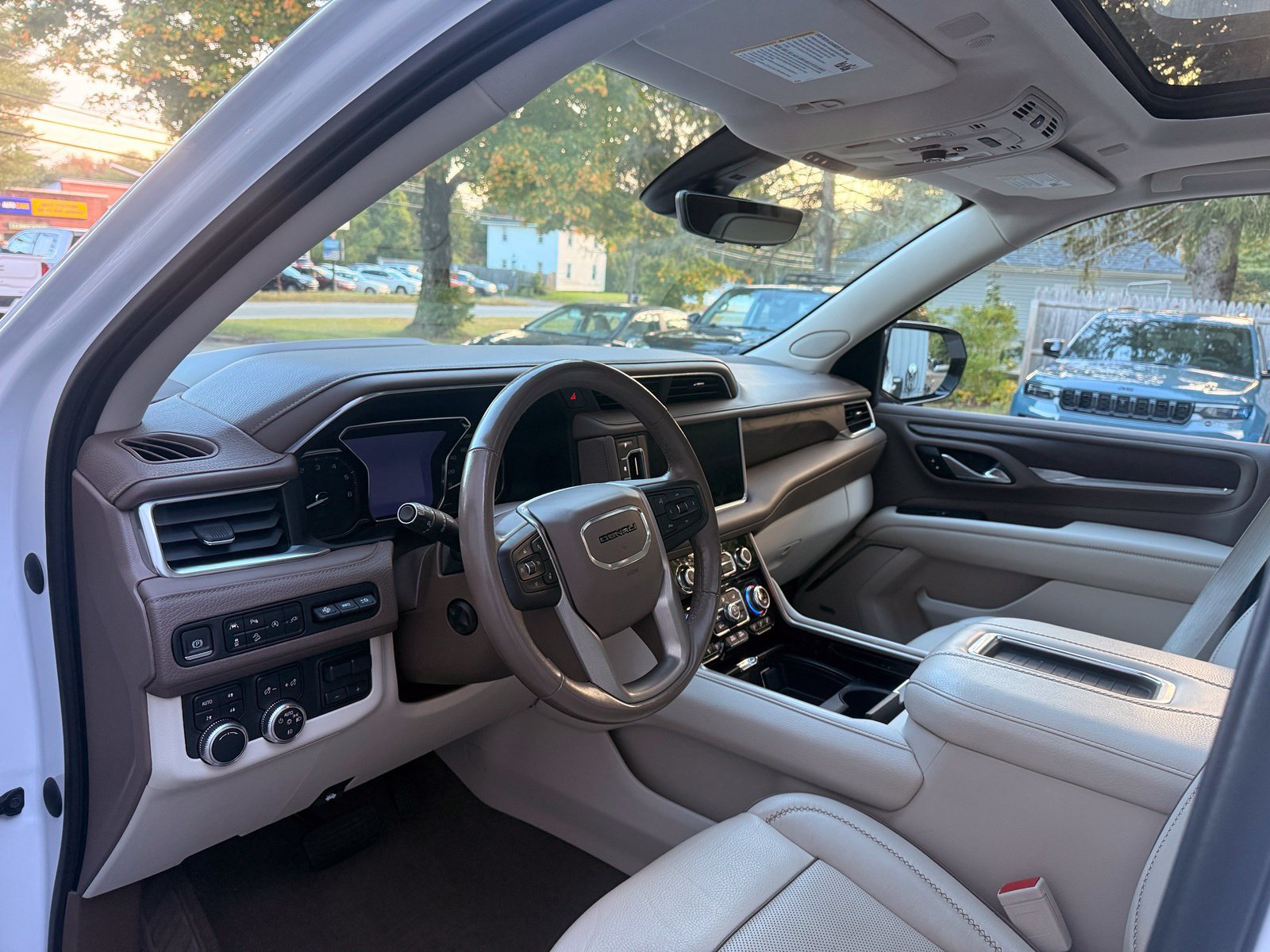 Used 2021 GMC Yukon Denali w/ Denali Premium Package AWD/4WD image 9