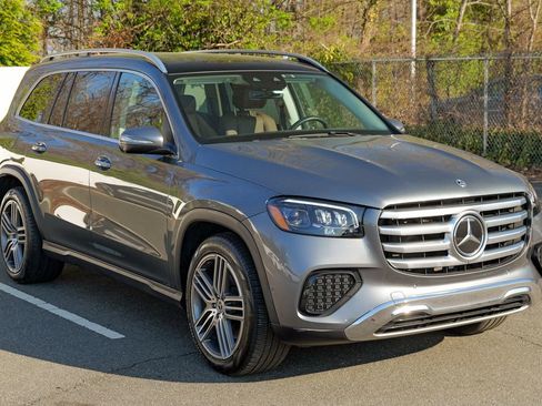 Used 2024 Mercedes-Benz GLS 450 4MATIC image 9