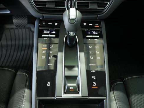 Certified 2025 Porsche Macan AWD/4WD image 23