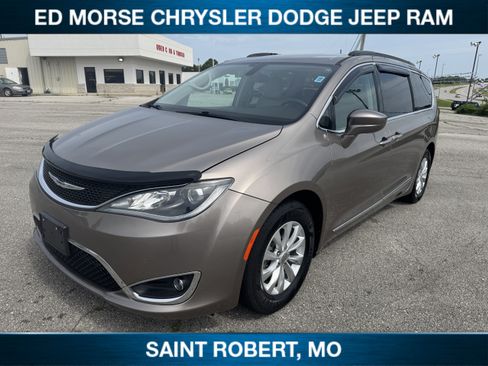 Used 2017 Chrysler Pacifica Touring-L FWD image 4