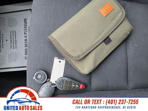 Used 2012 Jeep Grand Cherokee Laredo w/ Laredo E Group AWD/4WD image 21