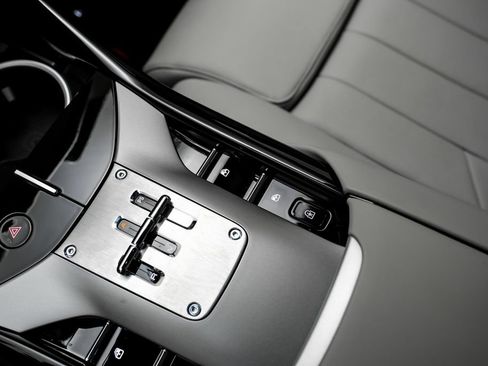 Used 2025 Ferrari Purosangue AWD/4WD image 32