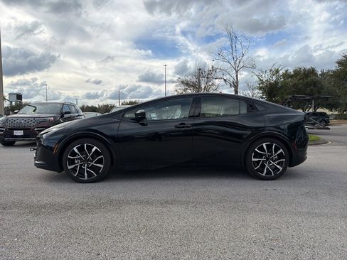 Used 2025 Toyota Prius Plug-In Hybrid image 2