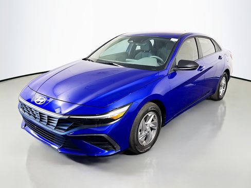 Used 2024 Hyundai Elantra SE image 4