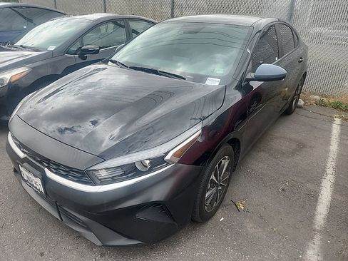 Certified 2023 Kia Forte LXS image 3