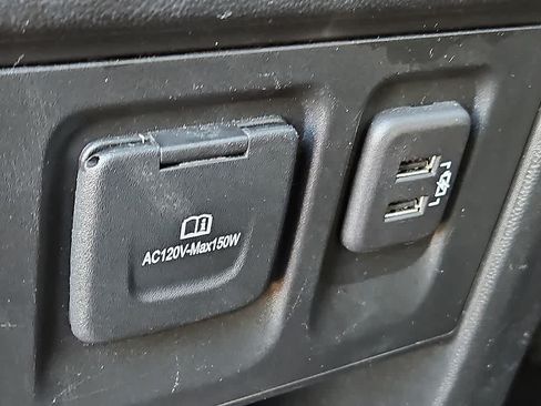 Used 2021 Chevrolet Traverse Premier FWD image 28