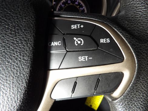 Used 2015 Jeep Cherokee Sport FWD image 17
