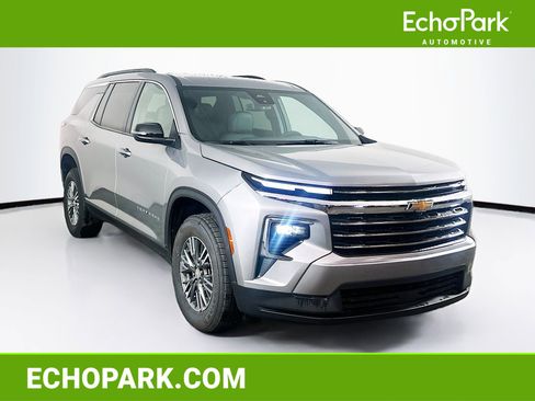 Used 2025 Chevrolet Traverse LT FWD image 1