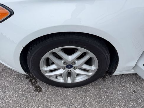Used 2015 Ford Fusion SE FWD image 24