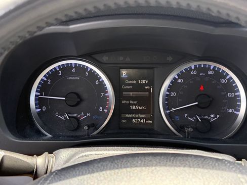 Used 2019 Toyota Highlander Plus FWD image 12