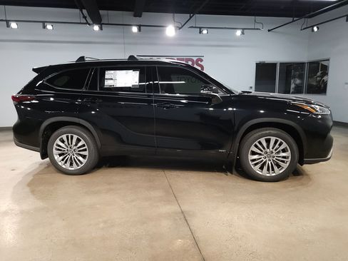 New 2026 Toyota Highlander Platinum AWD/4WD image 8