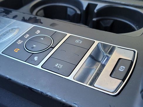 Used 2020 Land Rover Discovery SE image 29