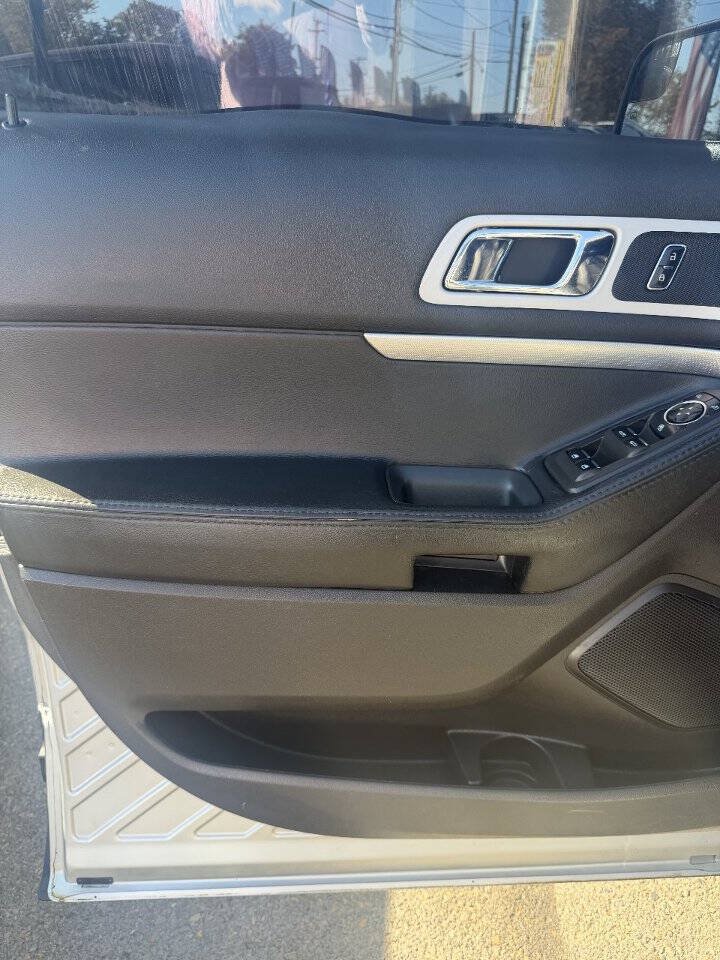 Used 2015 Ford Explorer XLT w/ Equipment Group 202A AWD/4WD image 3