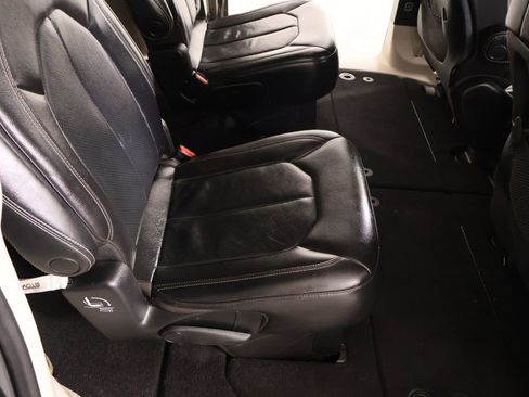 Used 2022 Chrysler Pacifica Touring-L FWD image 15