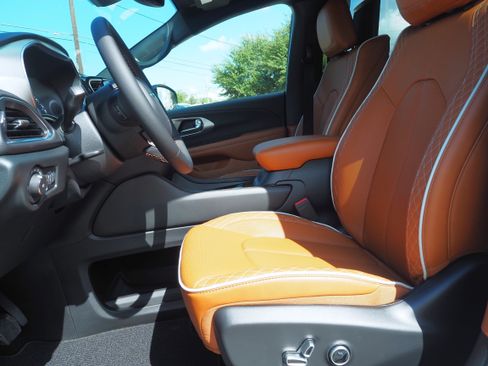 New 2026 Chrysler Pacifica Pinnacle image 13