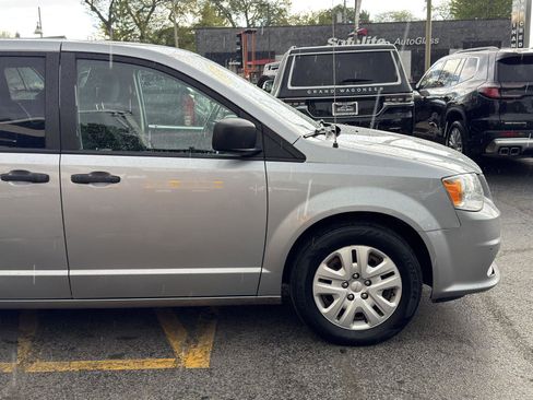 Used 2019 Dodge Grand Caravan SE FWD image 9