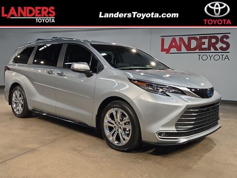 Used 2024 Toyota Sienna Platinum FWD image 1