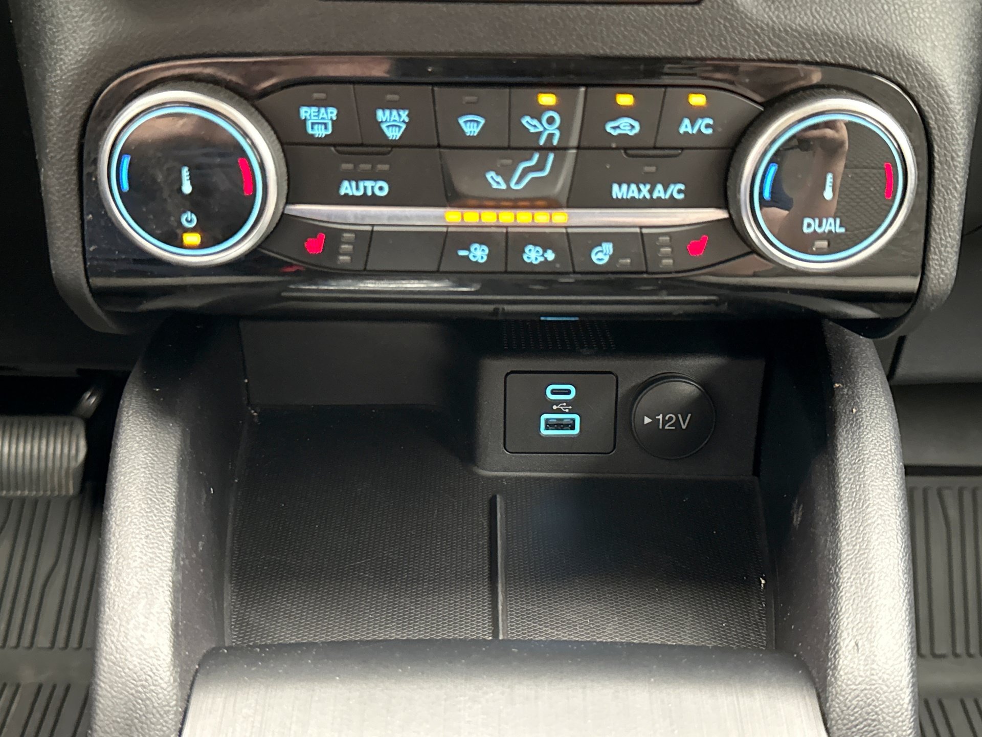 Used 2022 Ford Escape SE w/ SE Sport Appearance Package AWD/4WD image 23