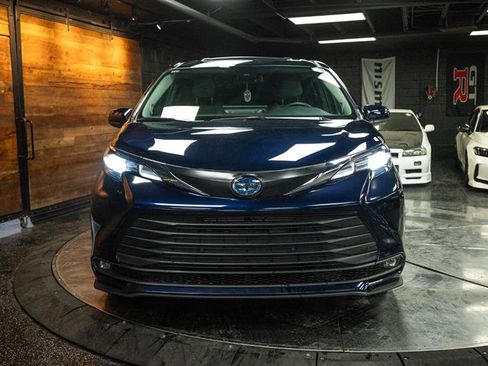 Used 2025 Toyota Sienna XLE w/ XLE Plus Package image 4