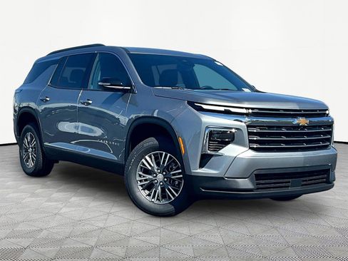 New 2026 Chevrolet Traverse LT w/ Driver Confidence Package AWD/4WD image 2