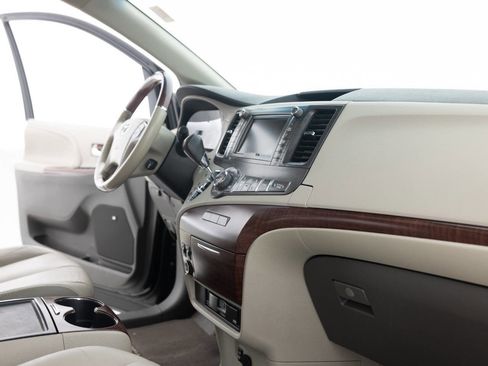 Used 2014 Toyota Sienna Limited w/ Limited Premium Package image 27