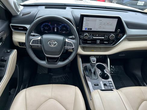 Used 2023 Toyota Highlander Platinum image 17