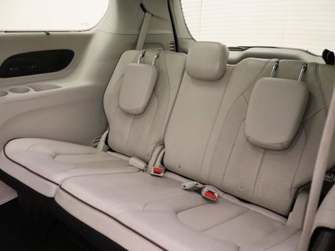 Used 2020 Chrysler Pacifica Limited image 17