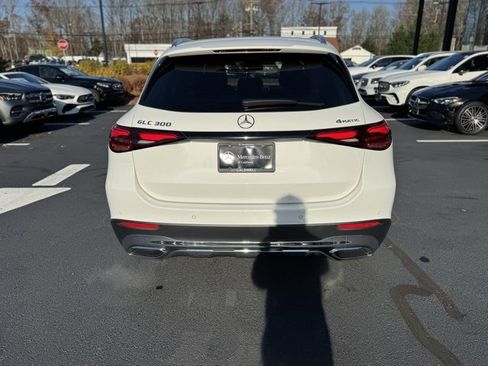 Used 2025 Mercedes-Benz GLC 300 4MATIC image 4