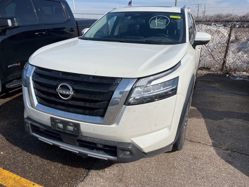 Used 2022 Nissan Pathfinder Platinum image 4