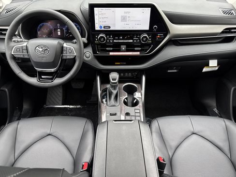 New 2025 Toyota Highlander Limited image 15