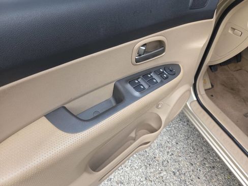 Used 2007 Kia Rondo EX FWD image 12