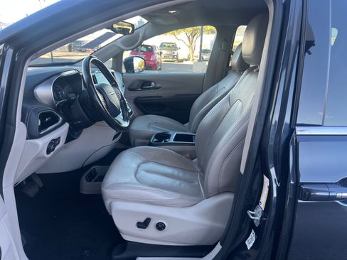 Used 2021 Chrysler Pacifica Touring-L image 14