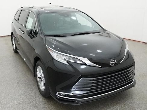 New 2026 Toyota Sienna Limited FWD image 14
