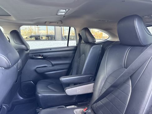 Used 2020 Toyota Highlander XLE image 20