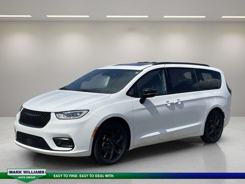 Used 2024 Chrysler Pacifica Limited w/ S Appearance Package image 8