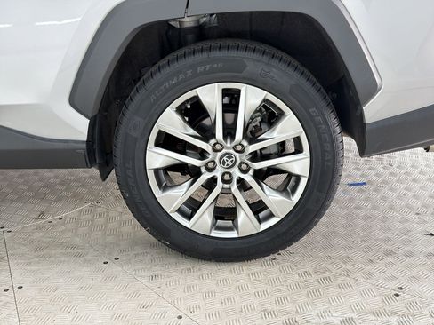 Used 2020 Toyota RAV4 XLE Premium FWD image 11