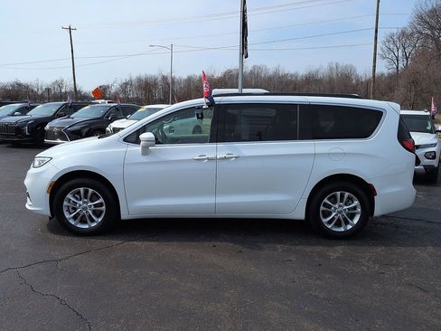 Used 2021 Chrysler Pacifica Touring w/ Cold Weather Group image 4