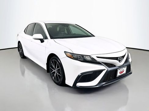Certified 2024 Toyota Camry SE image 3