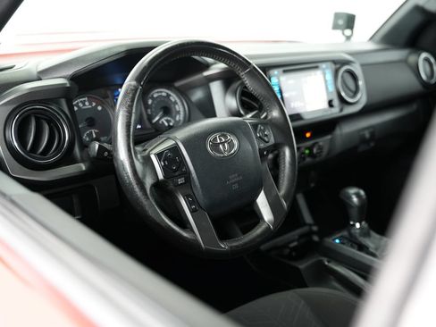 Used 2017 Toyota Tacoma TRD Sport w/ Tow Package (A/T) AWD/4WD image 6