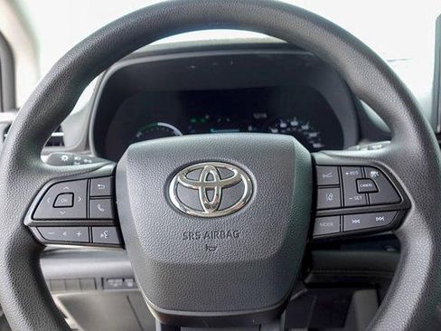 Certified 2025 Toyota Sienna LE FWD image 34
