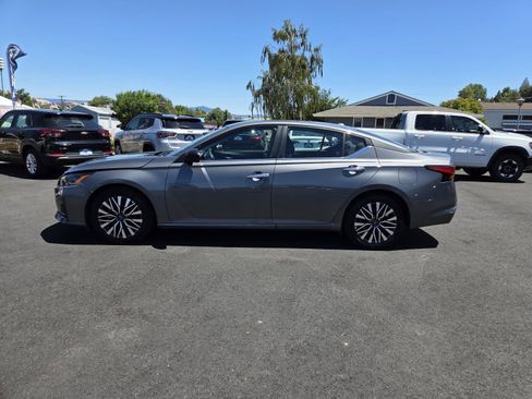 Used 2025 Nissan Altima 2.5 SV FWD image 8