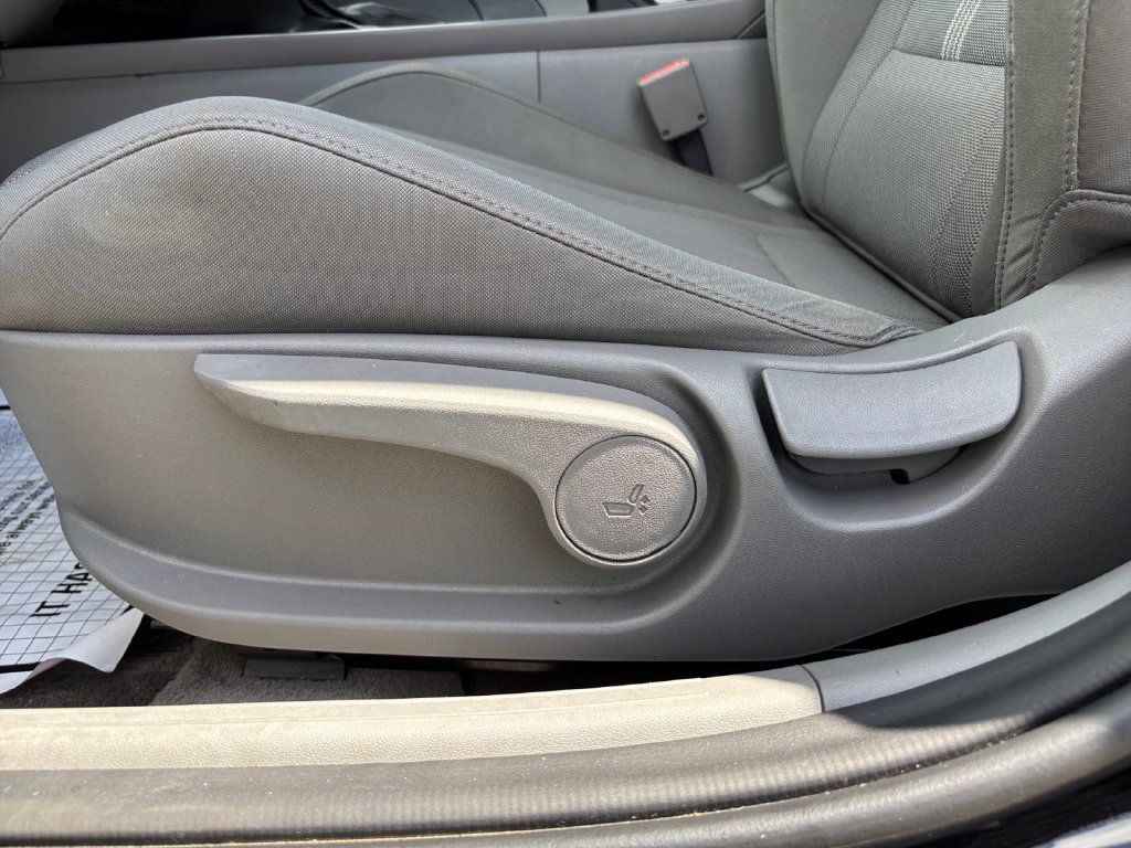 Used 2025 Hyundai Elantra SE FWD image 25