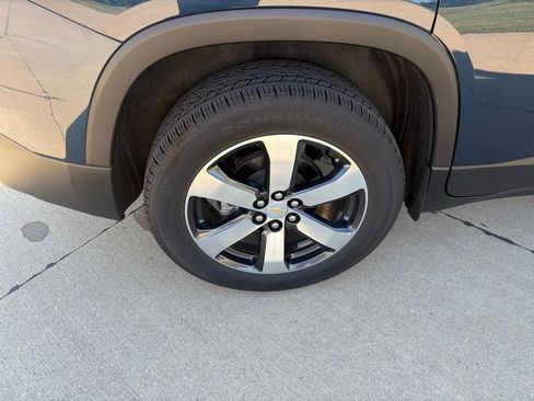 Used 2023 Chevrolet Traverse LT w/ LT Premium Package AWD/4WD image 36